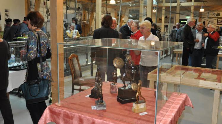 In  der lichtdurchfluteten oberen Etage  ist  im zweiten Bauabschnitt  Platz  für weitere Exponate  und Facetten einer ganz besonderen Ausstellung entstanden. Nach dem feierlichen Akt sahen  sich die Gäste um.