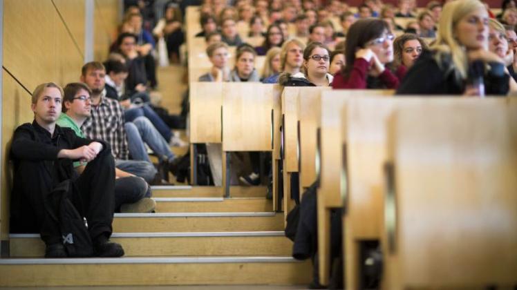 Studenten    beim Campustag  im Audimax der Universität Rostock 