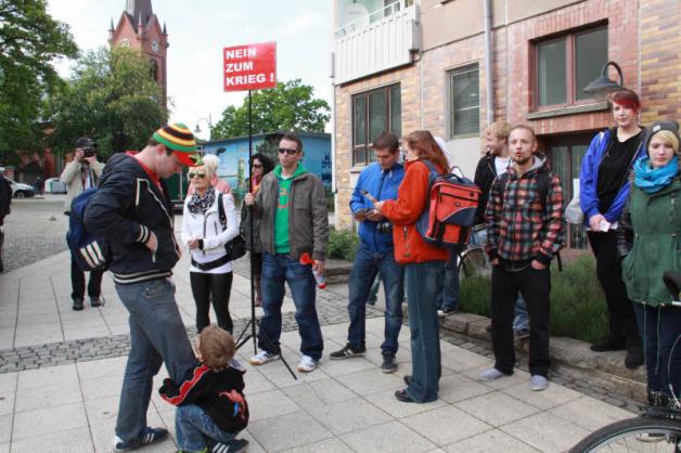 Die protestierendenjungen Leute gehören zu einer Gruppe, die regelmäßig zu Friedensmahnwachen nach Berlin fährt. Die protestierendenjungen Leute gehören zu einer Gruppe, die regelmäßig zu Friedensmahnwachen nach Berlin fährt.