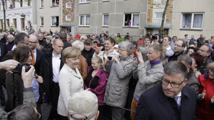 Der Kanzlerin ganz nah: Wittenberger begrüßen Angela Merkel auf ihrem Weg zur Tribüne. 