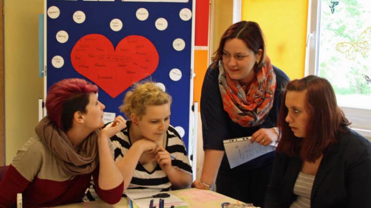 Im Projekt „Fit für die Familie“ im Gesrpäch: Kea Wendorff, Nora Braun  und Denisa Muratovic (v.l.) mit Yvonne Gradtke (2.v.r.) 