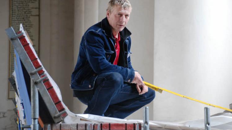 Küster Thomas Konradt  vermisst die Wand für die Aufstellung von Gerüstteilen. Fotos: münchow 