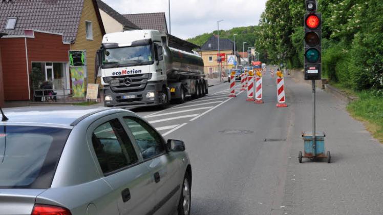 Wer die halbseitige Sperrung  zwischen Güstrower Chaussee und Seestraße passiert hat, steht hinter dem Finkenkamp erneut an einer Baustellenampel. Der Stau reicht hier zuweilen weit zurück. 