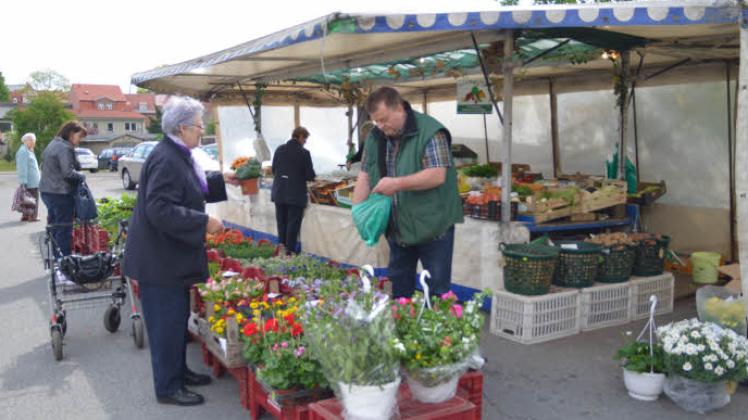 Kurt Dettmann (r.) freut sich über Kunden auf dem Gadebuscher Markt.  Fotos: Katharina Roese 