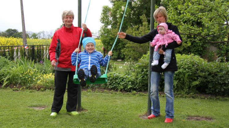Die Natur rund um Friedrichshof ist es, die Dagmar Meyer (r.) und Tochter Stefanie Stöbsand besonders schätzen. Auch Jonas (6) und Annemarie sollen hier aufwachsen.  Fotos: Anne Schwartz 
