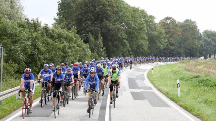 Mehr als 200 Radsportler fahren an vier Tagen 500 Kilometer und bitten auf Informationsveranstaltungen um Spenden.  