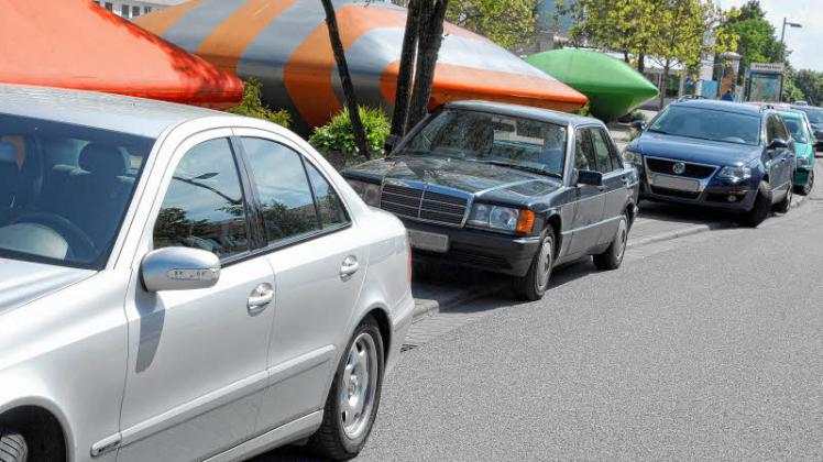 Geparkt wird irgendwie: Bis in den Kreuzungsbereich hinein stehen die Autos, obwohl meist um die Ecke noch Plätze frei sind.  