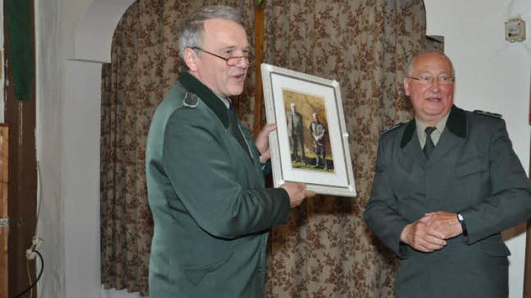 Norbert Sündermann dankt und ehrt den langjährigen Vorsitzenden des Forstvereins MV, Dr. Manfred Schorcht.  