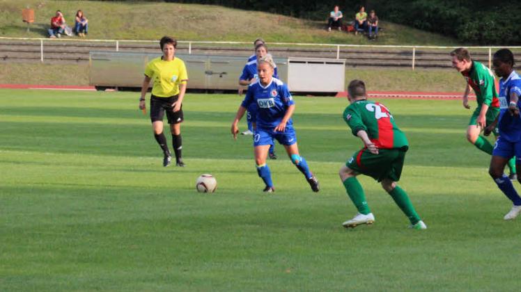 Sandra Blumenthal (l.) leitete im August 2013 im Ernst-Thälmann-Stadion das Benefiz-Spiel zwischen Veritas Wittenberge/Breese und den Fußballerinnen von Turbine Potsdam.  