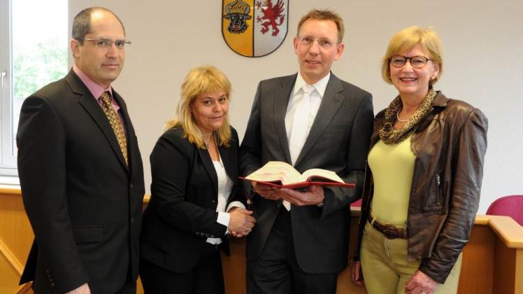 Treffen in Schwerin:  Die beiden Bulgaren Valeri Radanov und Tatyana Zhilova sowie Annechina Kruijer aus den Niederlande (v.l.) schauen Präsident  Dr. Joachim Kronisch über die Schulter. Auch das Thema Asylrecht stand auf dem Gesprächsprogramm der Juristen. 