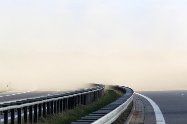 Wenn eine weiße Wand aus Sand über die Autobahn zieht, wird es für Autofahrer gefährlich. Sandstürme sind in   Norddeutschland keine Seltenheit.