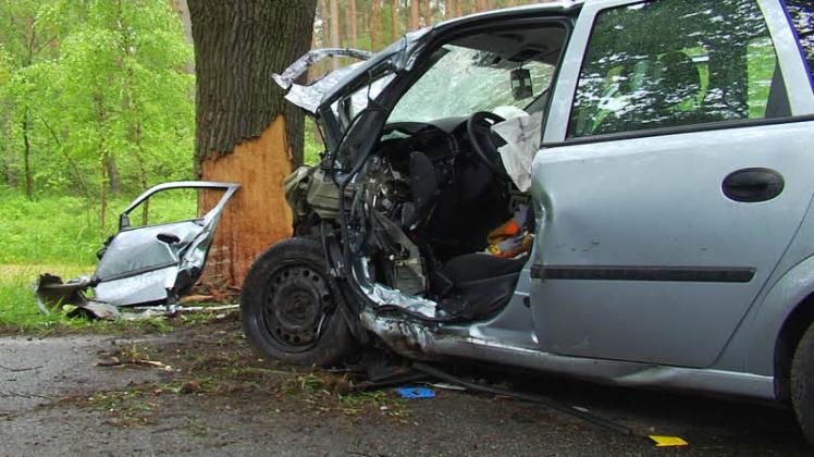 Frontal gegen Baum: Bei Horst endet dieser Unfall für zwei Menschen tödlich.    Foto: SMOE