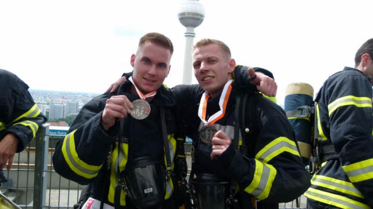 Kevin Schultz (l.) und Marcus Möller  nach Wettkampf im 39. Stockwerk