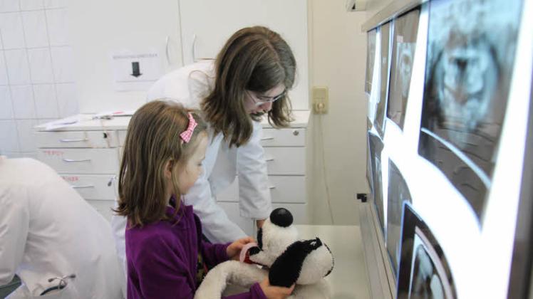 Hochbetrieb in der Radiologie: Die Kinder lernen, wie gefährlich Stahlung ist. 