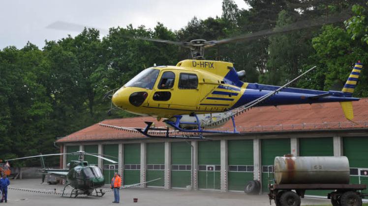 Heute nahe Ludwigslust, die gecharterten Sprühhubschrauber starten zu ihren ersten Einsätzen. Nicht alles verlief reibungslos, am Dienstag soll die Aktion mit Volldampf fortgesetzt werden.  