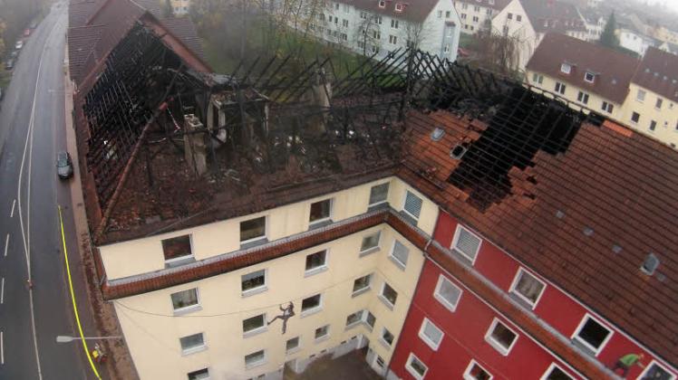 Unbewohnbar: Der Dachstuhl der Gebäude Zur Exe 2 und 4 brannte komplett aus. 