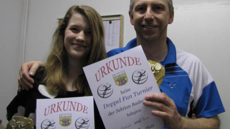 Die Gewinner Stine Falsner und Michael Nüsch-Maibauer zeigen stolz ihre Pokale und Urkunden. 