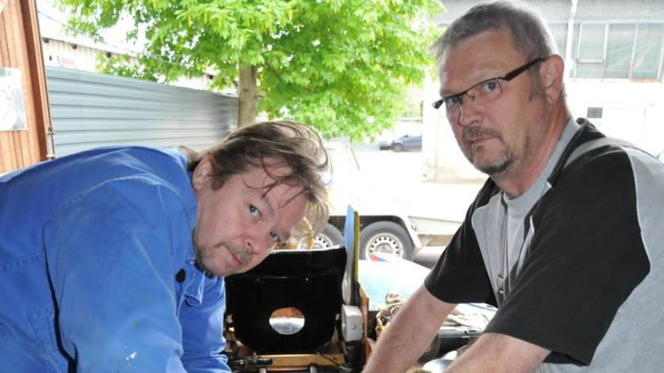 Ernste Mienen bei Bernd Mehnert (links) und Mario Bartusek: Die Saison ist schon gelaufen, bevor sie angefangen hat. Doch 2015 wollen sich die beiden zurückmelden. Ernste Mienen bei Bernd Mehnert (links) und Mario Bartusek: Die Saison ist schon gelaufen, bevor sie angefangen hat. Doch 2015 wollen sich die beiden zurückmelden.