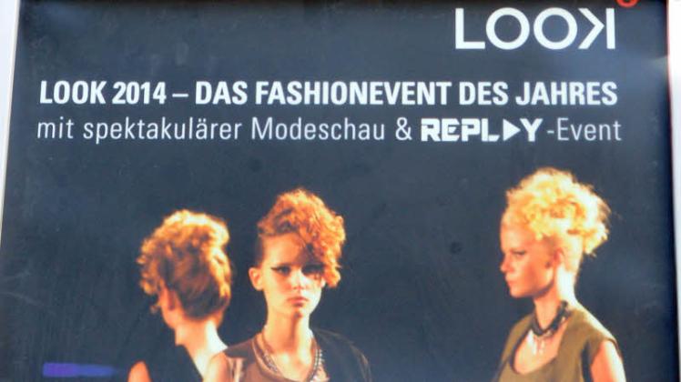 Werbung für die Look: Stephan Haring von der Designschule verkaufte im SVZ-Kundencenter selbst Karten. 