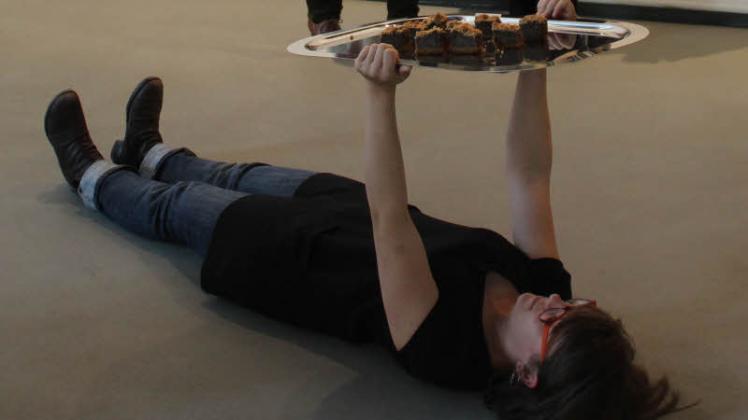 Neben schwebenden Käfigen, Bildern und Videos gehören auch Performances zur aktuellen Ausstellung. 