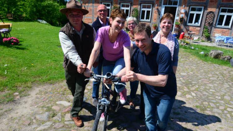 Anke Kalbfleisch (M.) startet mit Unterstützung von Frank Hermann, Elisabeth von Randow, Kerstin Schmidt, Gerd Schriefer und Andreas Vollmann (v.r.). 