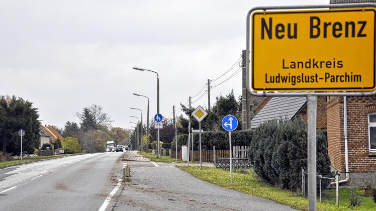 Die Teertruppe rückte über die Brenzer Hauptstraße an, um einen Weg zu teeren.