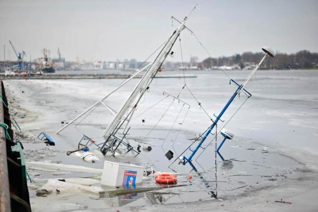 …nur ein Jahr später das zweite Unglück im Stadthafen. Eis schloss das Wrack ein.