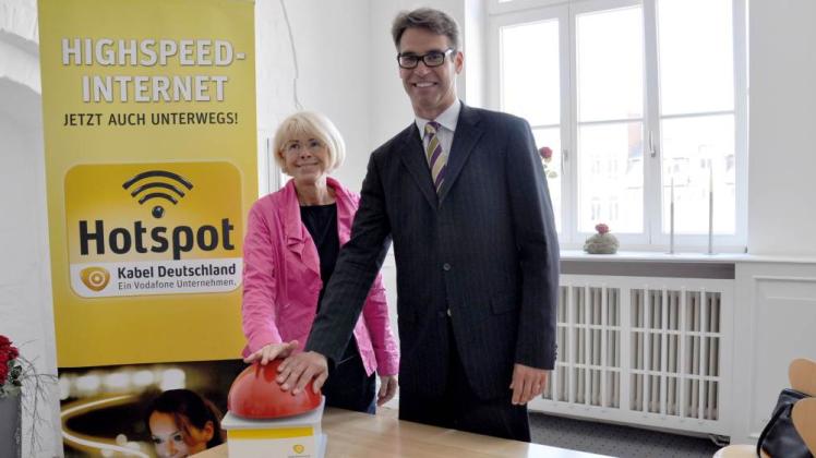 Per Knopfdruck im Internet: Oberbürgermeisterin Angelika Gramkow und Produktmanager Michael Jänsch gaben die Hotspots frei.  