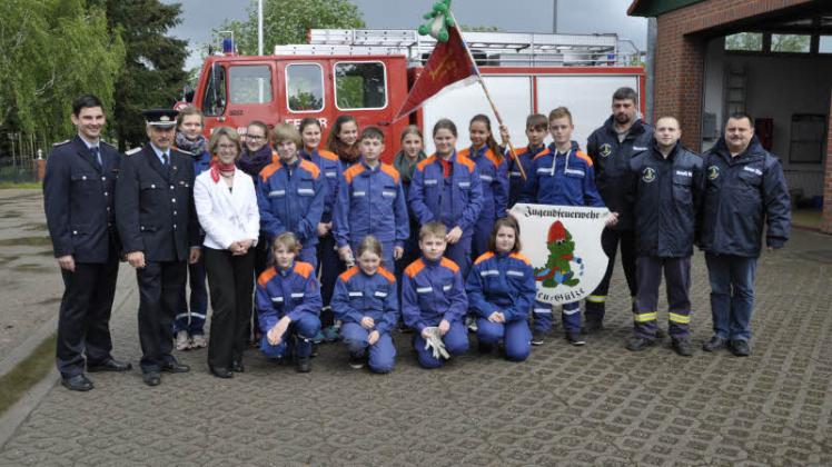 Mit einer erfreulichen Nachricht besuchte Andrea Krüger (4.v.l.) die Jugendfeuerwehr in Neu Gülze.