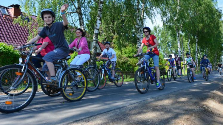 Auch Lützower Schüler testeten die neue Strecke zwischen dem Ortszentrum von Rosenow und der Waldkante der Rosenower Tanne. 