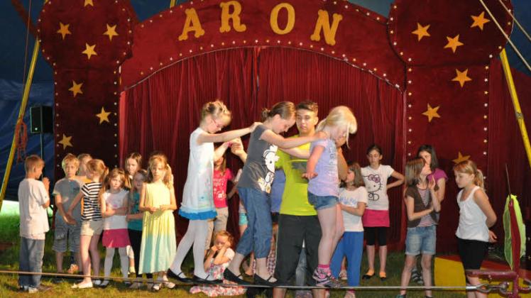 Seiltanz in der Manege: Jason gibt den  Schülern Hilfestellung. Zur Aufführung tragen die Mitwirkungen später Kostüme.  Fotos: Pätzold (2) 