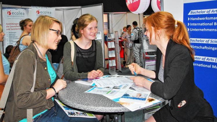 Nachfrage beim Baltic College: Julia Ziel und Hanna Nagel informieren sich bei Lina Hauschild (v.l.) über Studienmöglichkeiten.  