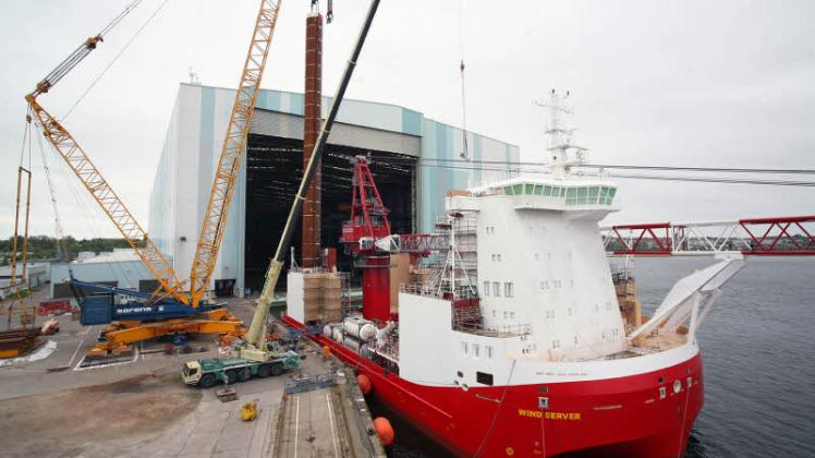 Premiere gelungen: Das künftige Service-Schiff erhielt sein erstes von insgesamt vier stählernen Hubbeinen. Sie sind 72 Meter lang, haben einen Durchmesser von 3,40 Meter und sind 430 Tonnen schwer.  