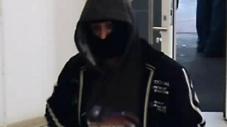 Mit diesem Bild aus der Bankfiliale suchte die Polizei nach dem Bankräuber. 