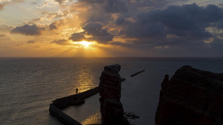 Sonnenuntergang an der Langen Anna. Touristen sollen auf Helgoland bald wieder Ruhe finden. 
