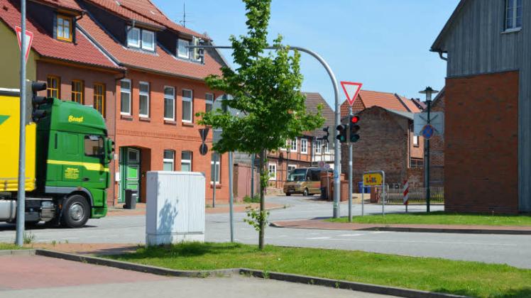 An der Ausfahrt des Rehnaer Lidl und auf der B 104 würde sich SVZ-Leserin Brigitte Staude einen Pfeil wünschen.  