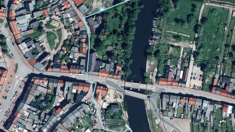 Paddler und Ruderer müssen für die Bauzeit  einmal aus der Warnow  und über die Große Bergstraße sowie die Warnowstraße  kurz durch die Stadt, um wieder  ans Warnow-Ufer zu kommen.  Grafik: Stadt  