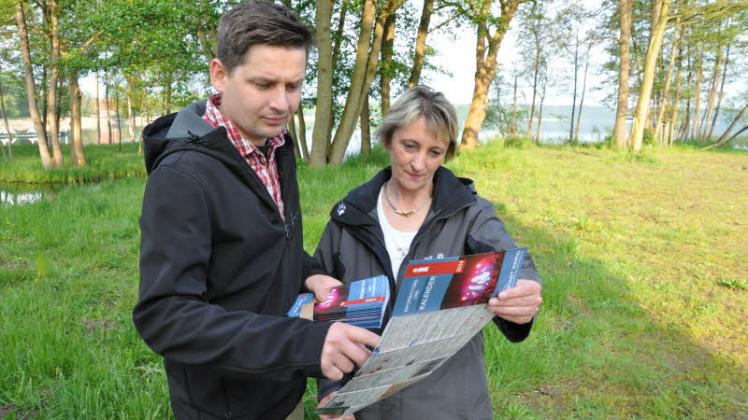 In einer Auflage von 6000 Stück sind  Informationen und eine Veranstaltungsübersicht für Warin sowie die nähere und weitere Umgebung gebündelt. Elmar Pingel, der die Daten zusammengetragen hat, und Christine Schrein vom Ordnungsamt sorgen nun dafür, dass der druckfrische Flyer unter die Leute kommt.  