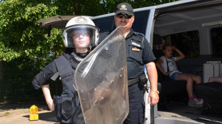 Einmal wie ein richtiger Polizist fühlen: Bendix Ogodowicz (l.) durfte bei Polizeihauptmeister Lothar Krause  die schwere Polizeiausrüstung anprobieren.  Fotos: Caroline Weißert 