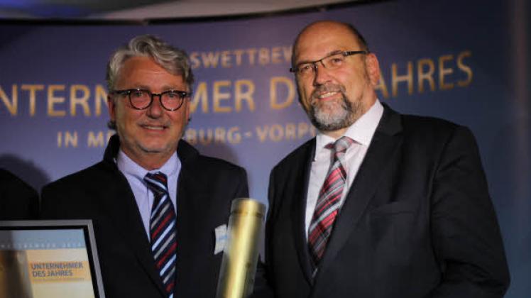 Eikboom-Geschäftsführer Torsten Klement (l.) bekommt den Preis vom Minister für Wirtschaft, Bau und Tourismus, Harry Glawe (CDU). Fotos: Dana Bethkenhagen 