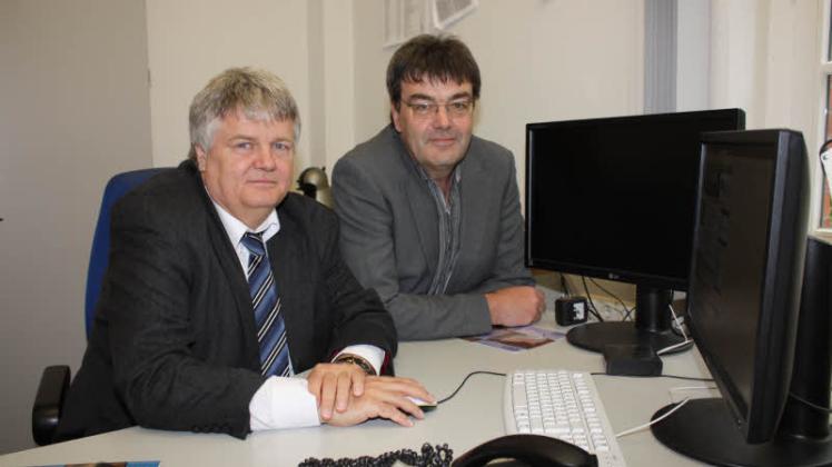 Vor Kreiswahlleiter Andre Hase (l.), seinem Stellvertreter Helmut Blank und rund 30 bis 40 anderen Mitarbeitern in der Kreisverwaltung liegt eine lange Wahlnacht.  Fotos: K. Neumann 
