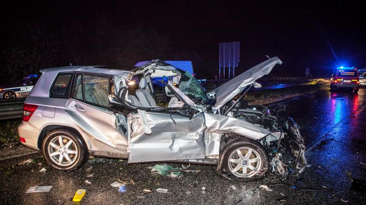 Diesen Wagen erwischte es auf der A7 besonders schwer. Die Beifahrerin wurde schwer verletzt.