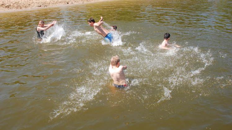 Bei bereits 20 Grad Wassertemperatur kommen die kleinen und großen Wasserratten im Wockersee ganz auf ihre Kosten. Fotos: Wolfried Pätzold 