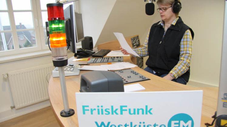 Auf Sendung: Maike Arfsten-Jürgensen hält ihre Hörerschaft mit friesischen Nachrichten auf dem Laufenden.  