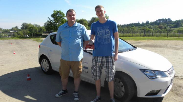 Fahren mit eingeschränkter Sicht: Schüler Thomas Röhl (r.) fuhr mit einer Rauschbrille, die ein Gefühl von 0,8 Promille  erzeugt,  gemeinsam mit  Fahrlehrer Daniel Marschall.