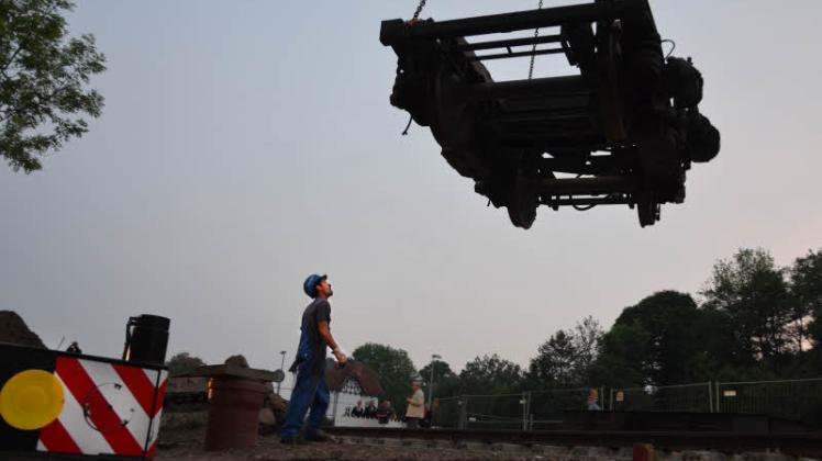 Imposant: Ein Arbeiter dirigiert das Absetzen der tonnenschweren Drehgestelle. Fotos: Lösche  
