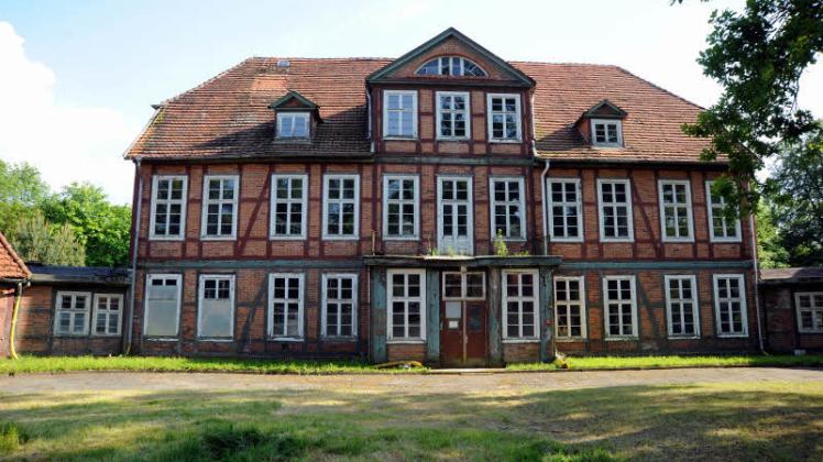 Vernagelte Fenster: Friedrichsthals Schloss hat sich nach dem Verkauf kaum verändert. 
