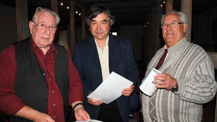 Die Güstrower Plattsnacker   Behrend Böckmann (l.) und Dieter Kölpien (r.), hier im Gespräch mit Wolfgang Siegmund, Vorsitzender der John-Brinckman-Gesellschaft, initiierten die Spendenaktion.  Fotos: Christian Menzel 