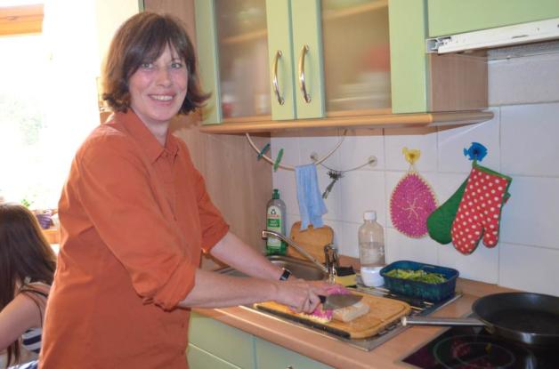 In der Küche: Ortsbeiratsvorsitzende Anette Niemeyer bereitete mit ihrer Tochter eine Vorspeise zu.