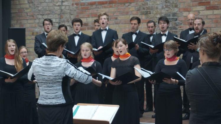 Zur Eröffnungsfeier singt der Kammerchor Vocalisti Rostochienses unter der Leitung von Prof. Dagmar Gatz.  Fotos: Christine Zimmermann  